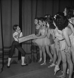 Anniversaire De Colette Marchand 13 Ans Petit Rat Dans Le Ballet De Sylvia En Presence De Serge Lifar Photographie Bibliotheques Specialisees Et Patrimoniales De La Ville De Paris