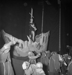 [Le père jésuite (Maurice Donneaud) sur l'épave désemparée]